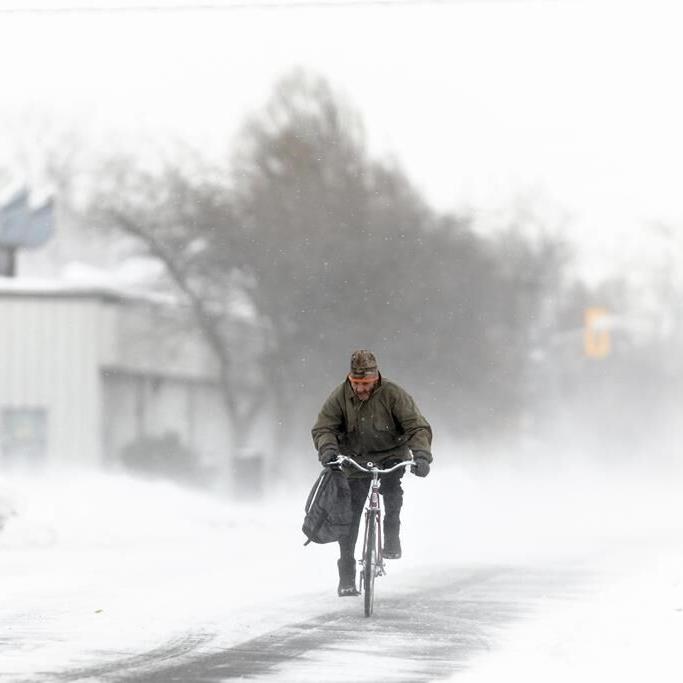 Snow falls across southern Ontario as winter storm makes for messy commute